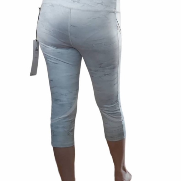 ALO Yoga whisper Capri legging . - Picture 11 of 16